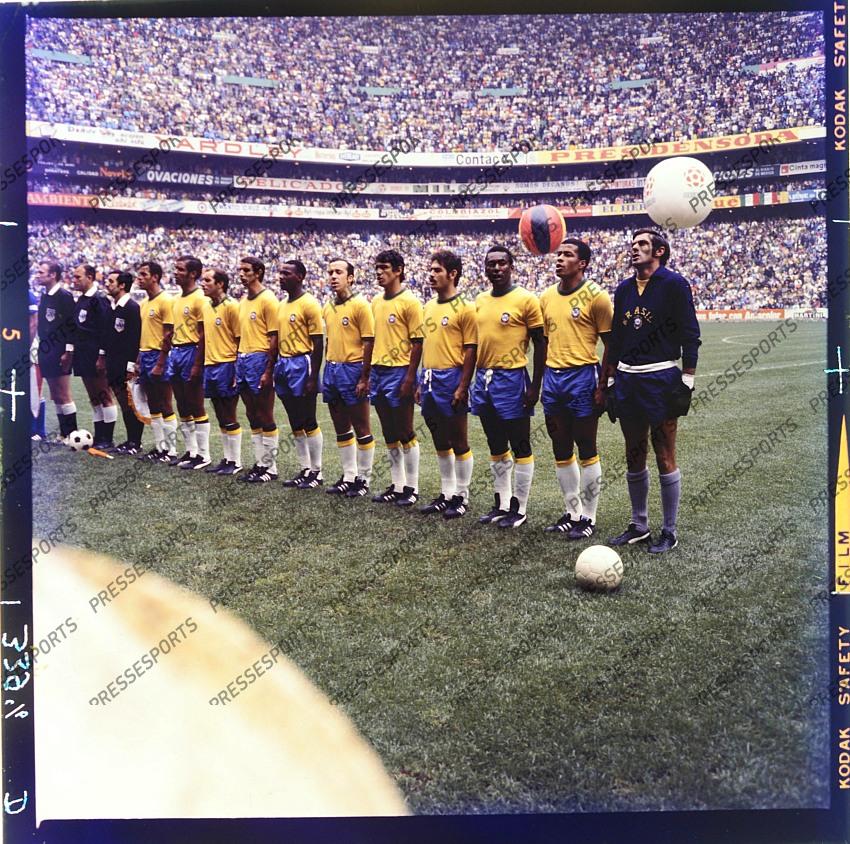 v.l. Linienrichter Rudolf "Ruedi" Scheurer (Schweiz), Rudolf "Rudi" Gloeckner (DDR), Linienrichter Norberto Angel Coerezza (Argentinien), Weltmeister Brasilien mit Kapitaen Carlos Alberto, Brito, Gerson, Clodoaldo, Everaldo, Tostao, Wilson Piazza, Roberto Rivelino, Pele, Jairzinho, Torwart Felix Mexiko-City, 21.06.1970, Fussball WM 1970 in Mexiko, Finale, Brasilien - Italien 4:1 