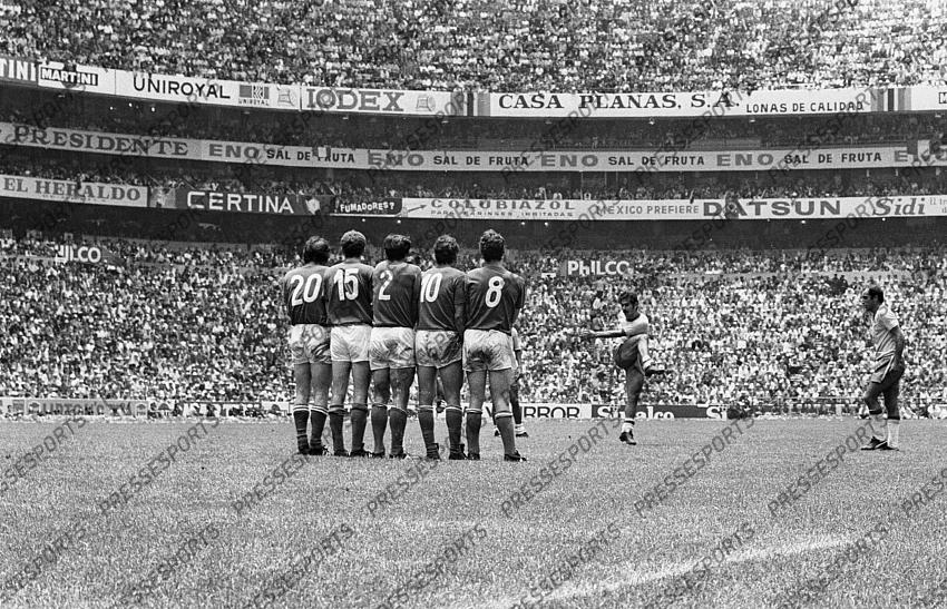 Freistoss Brasilien, v.l. Roberto Boninsegna, Sandro Mazzola, Tarcisio Burgnich, Mario Bertini , Roberto Rosato (Italien), Rivelino, Gerson (Brasilien) Fussball, WM 1970 in Mexiko, Finale, Brasilien - Italien 4:1 