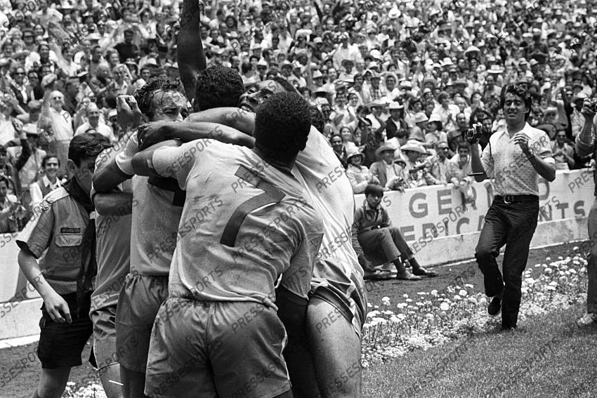 1:0 Jubel v.l. Tostao, Carlos Alberto Torres, Torschuetze Pele, Jairzinho (Brasilien) Fussball, WM 1970 in Mexiko, Finale, Brasilien - Italien 4:1 