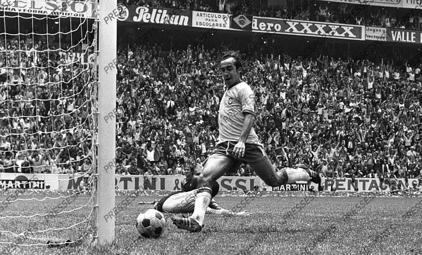4:1 Tor, Tostao (Brasilien) drischt den Ball noch einmal in die Maschen, liegend Torwart Enrico Albertosi und Roberto Rosato (Italien) Fussball, WM 1970 in Mexiko, Finale, Brasilien - Italien 4:1 