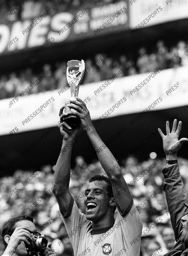 Carlos Alberto Torres (Brasilien) mit dem WM-Pokal Fussball, WM 1970 in Mexiko, Finale, Brasilien - Italien 4:1 