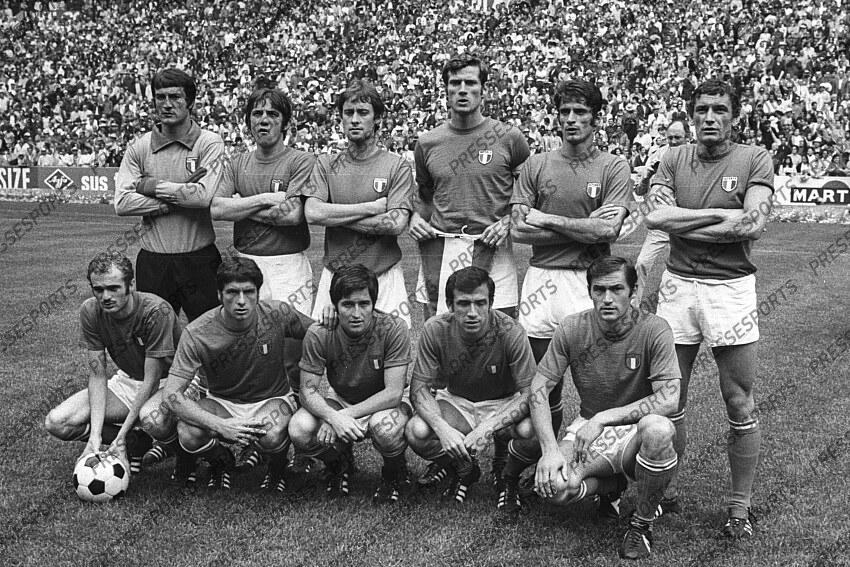 Team Italien oben v.l. Torwart Enrico Albertosi, Roberto Boninsegna, Roberto Rosato, Giacinto Facchetti, Angelo Domenghini, Luigi Riva unten v.l. Sandro Mazzola, Mario Bertini, Giancarlo de Sisti, Pierluigi Cera, Tarcisio Burgnich Fussball, WM 1970 in Mexiko, Finale, Brasilien - Italien 4:1 