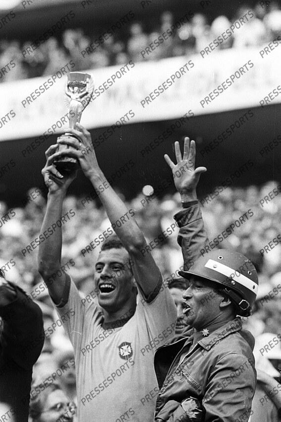 Carlos Alberto Torres (Brasilien) mit dem WM-Pokal Fussball, WM 1970 in Mexiko, Finale, Brasilien - Italien 4:1 