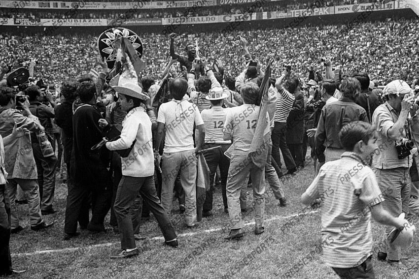 Schlussjubel Pele (Weltmeister Brasilien) auf den Schultern der Fans Fussball, WM 1970 in Mexiko, Finale, Brasilien - Italien 4:1 