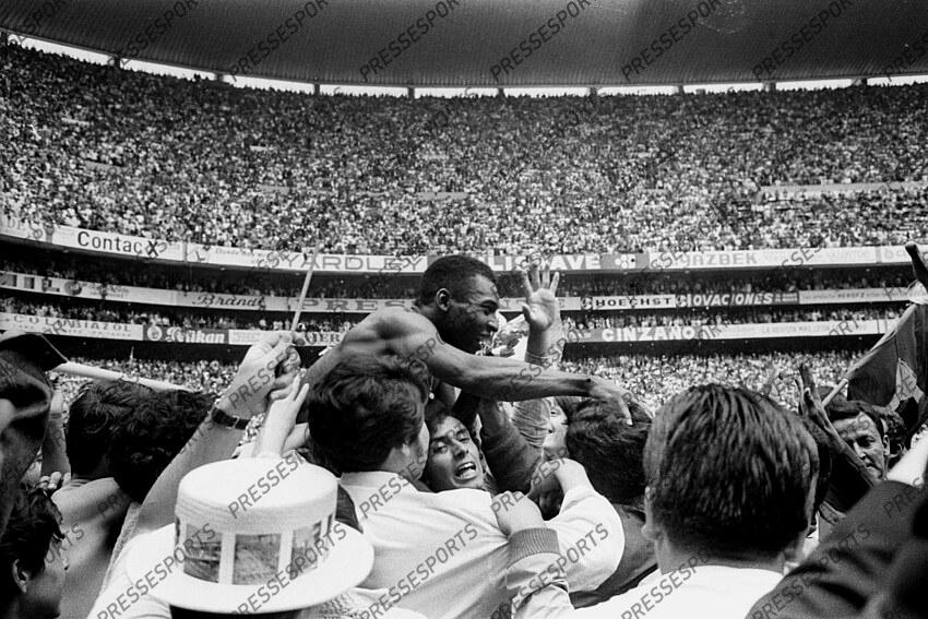Schlussjubel Pele (Weltmeister Brasilien) auf den Schultern der Fans Fussball, WM 1970 in Mexiko, Finale, Brasilien - Italien 4:1 
