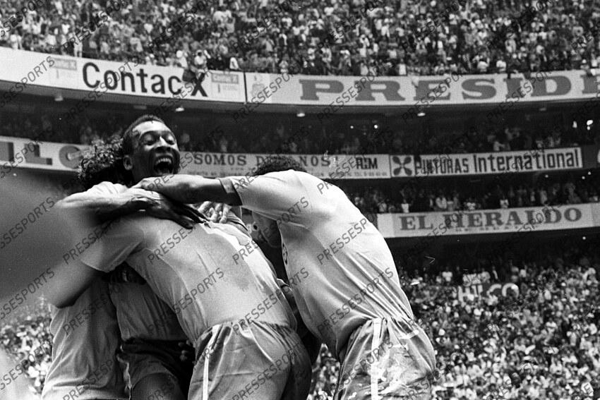 1:0 Jubel v.l. Tostao, Torschuetze Pele, Carlos Alberto Torres, Jairzinho (Brasilien) Fussball, WM 1970 in Mexiko, Finale, Brasilien - Italien 4:1 