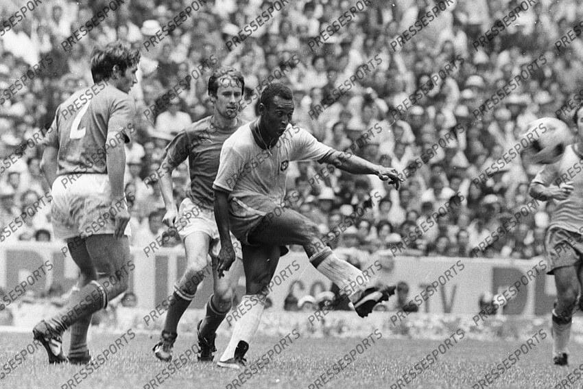 v.l. Tarcisio Burgnich, Roberto Rosato (Italien), Pele (Brasilien) Fussball, WM 1970 in Mexiko, Finale, Brasilien - Italien 4:1 