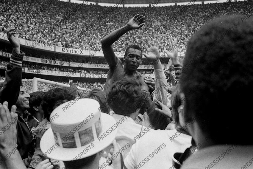 Schlussjubel Pele (Weltmeister Brasilien) auf den Schultern der Fans Fussball, WM 1970 in Mexiko, Finale, Brasilien - Italien 4:1 