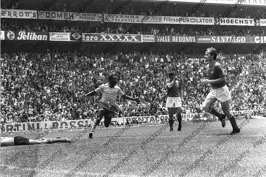 2:1 Jubel v.l. Torwart Enrico Albertosi (Italien, liegend), Torschuetze Pele (Brasilien), Tarcisio Burgnich, Roberto Rosato (Italien) Fussball, WM 1970 in Mexiko, Finale, Brasilien - Italien 4:1 