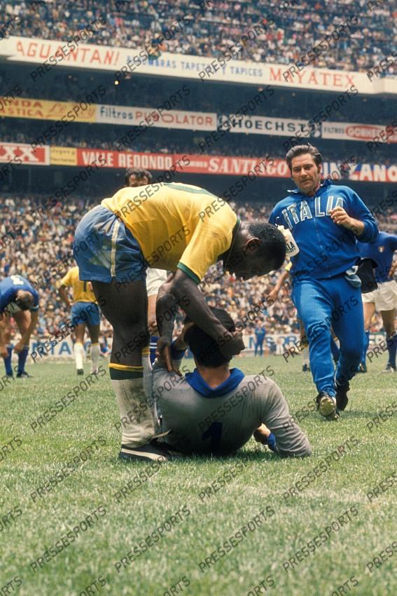 v.l. Pele (Brasilien), Torwart Enrico Albertosi (Italien) Fussball WM 1970 in Mexiko, Finale, Brasilien - Italien 4:1 
