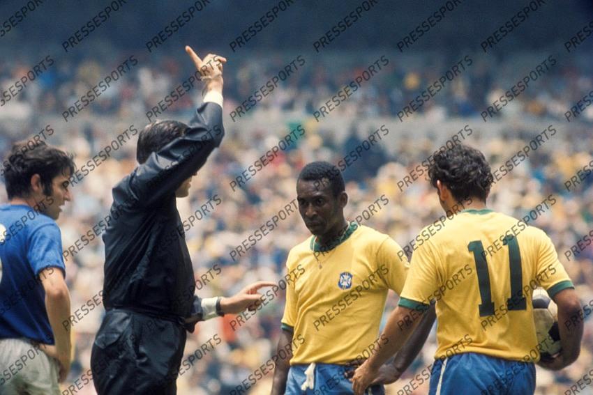 v.l. Giancarlo di Sisti, Schiedsrichter Rudolph Gloeckner (DDR), Pele, Rivelino (Brasilien) Fussball WM 1970 in Mexiko, Finale, Brasilien - Italien 4:1 