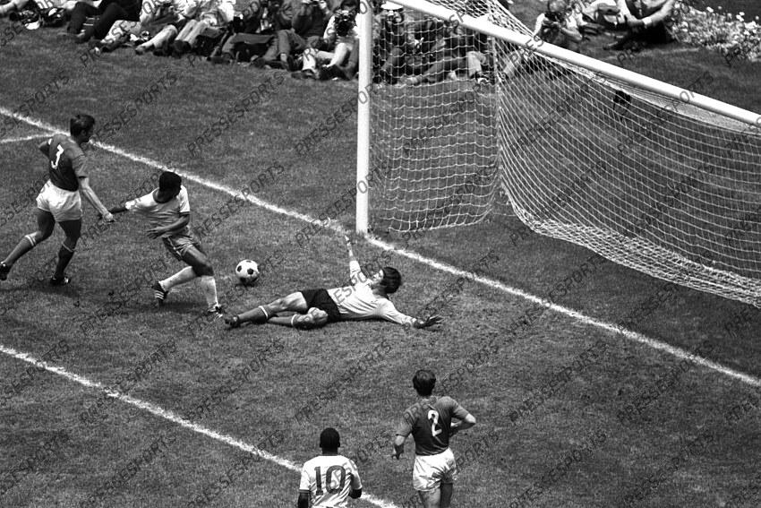 21 June 1970 - FIFA World Cup Final - Brazil v Italy - Jairzinho (7) of Brazil taps the ball past Italian goalkeeper Enrico Albertosi and into the net for a goal. But du 3-1 