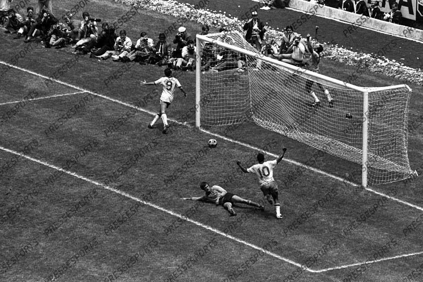 21 June 1970 - FIFA World Cup Final - Brazil v Italy - Tostao (9) and Pele (10) of Brazil run over to teammate Carlos Alberto (behind goal) to celebrate his goal. joie du 4-1 