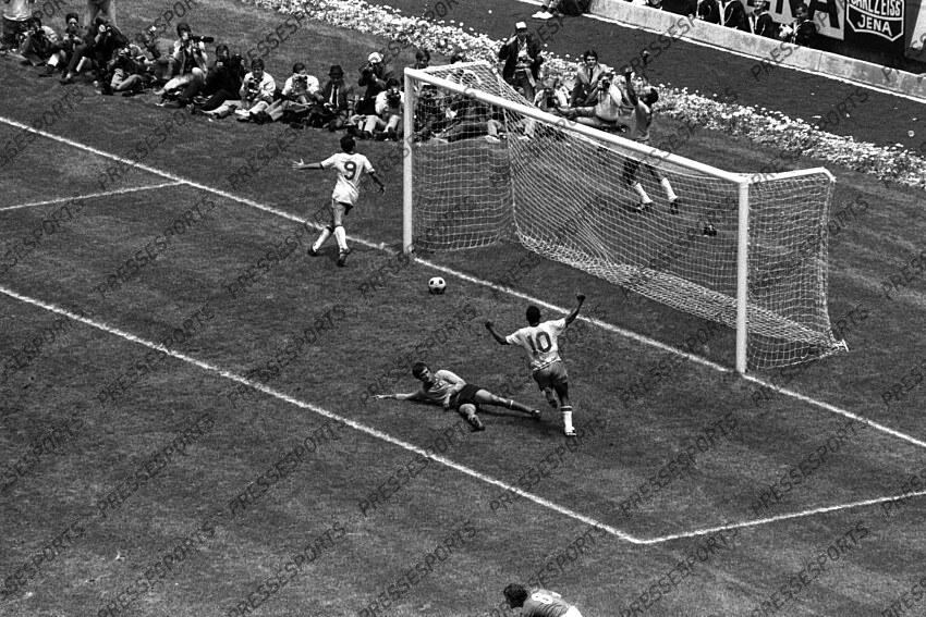 21 June 1970 - FIFA World Cup Final - Brazil v Italy - Tostao (9) and Pele (10) of Brazil run over to teammate Carlos Alberto (behind goal) to celebrate his goal. joie du 4-1 