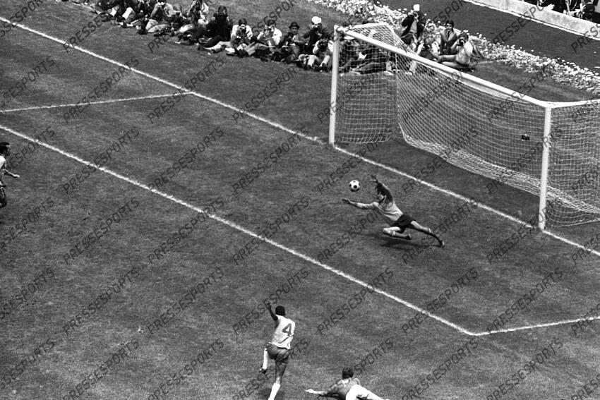 21 June 1970 - FIFA World Cup Final - Brazil v Italy - Brazil captain Carlos Alberto (4) scores past Italy goalkeeper Enrico Albertosi. but du 4-1 