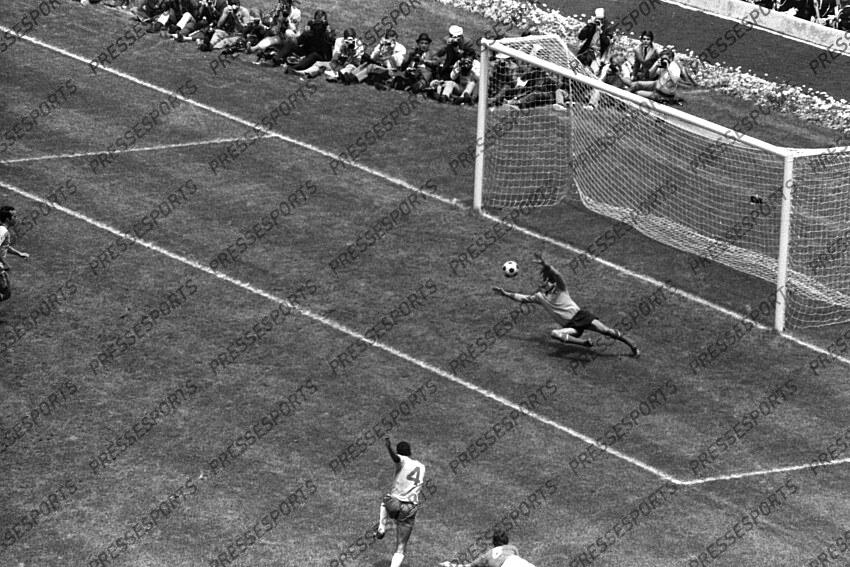21 June 1970 - FIFA World Cup Final - Brazil v Italy - Brazil captain Carlos Alberto (4) scores past Italy goalkeeper Enrico Albertosi. but du 4-1 