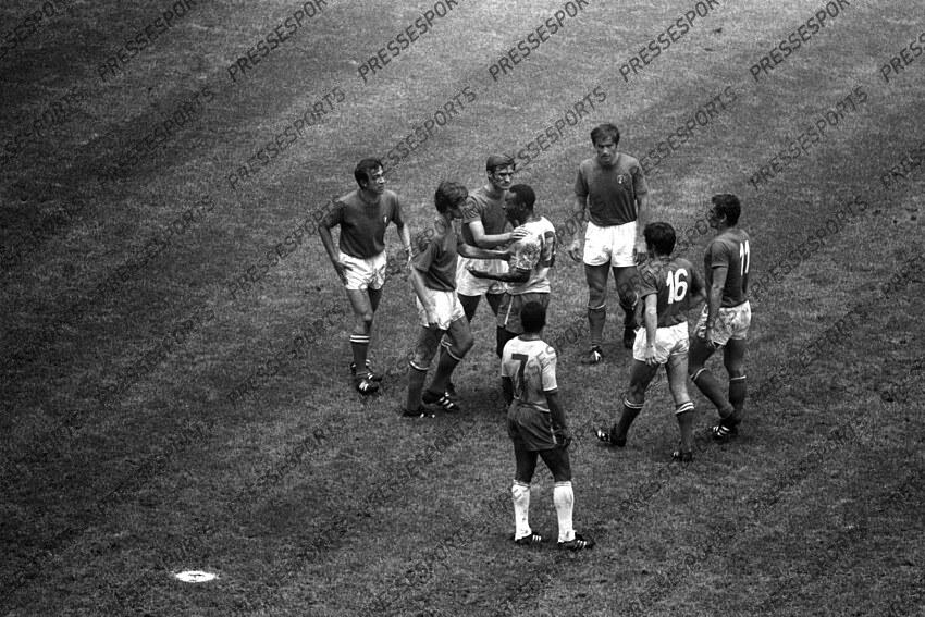 21 June 1970 - FIFA World Cup Final - Brazil v Italy - Pele of Brazil (10) is confronted by angry Italian players while teammate Jairzinho (7) watches on. 