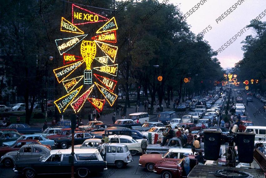 21/6/1970 Football World Cup 1970. Brazil v Italy. Traffic queues up outside the Aztec Stadium in Mexico City ahead of the World Cup final. Photo: Gerry Cranham / Offside. 