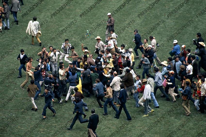 21/6/1970 Brazil v Italy - Pele is carried off the pitch by the crowd following Brazil's victory. Photo: Gerry Cranham - Offside 