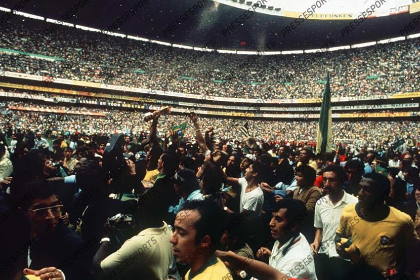 World Cup final 1970 Brazil 4 Italy 1 Brazilian fans celebrate victory in World Cup final1970 after the final whistle. Mexico 