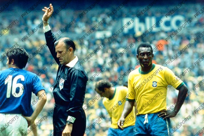 World Cup Final 1970 Brazil 4 Italy 1 Azteca Stadium, Mexico City Referee,Rudolf Gloeckner of W. Germany, speaks to Giancarlo De Sisti (16) as Pele stands in background. Mexico 