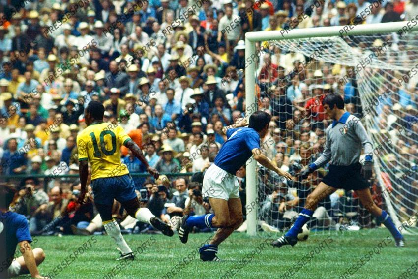 World Cup Final 1970 Brazil 4 Italy 1 Azteca Stadium, Mexico City Enrico Albertosi (Goalkeeper)looks stunned as Gerson Scores for brazil (not in pic) Pele (10) turns to celebrate Mexico but du 2-1 