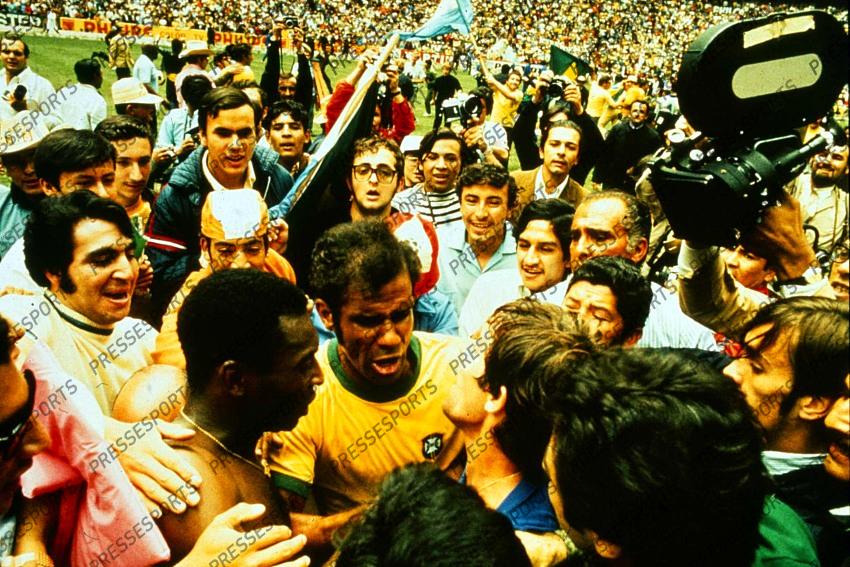 World Cup Final 1970 Brazil 4 Italy 1 Azteca Stadium, Mexico City Pele is mobbed by fans and media at the final whistle Mexico 