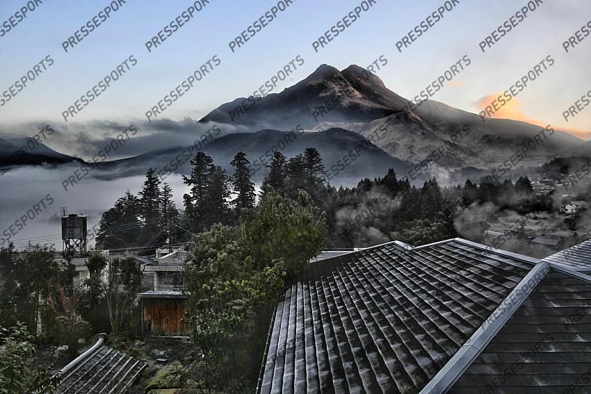 Yufuin (préfecture de Oita) A pied du mont Fukudake, Yufuin est une station thermale. Cette station huppée est connue pour son spectacle étonnant de jets de vapeur s'élevant de partout dans les grandes rizières aux alentours. En hiver et par beau temps, une brume s'élève à l'aube à la surface du lac Kinrin-ko plongeant la ville dans une atmosphère fantômatique. C'est également une ville d'art avec de nombreux musées et galeries. 