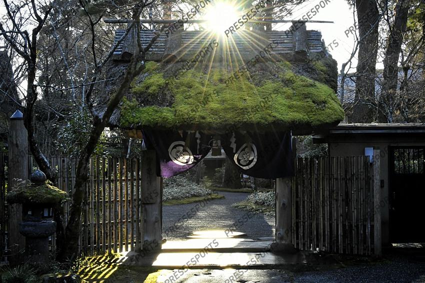Yufuin (préfecture de Oita) A pied du mont Fukudake, Yufuin est une station thermale. Cette station huppée est connue pour son spectacle étonnant de jets de vapeur s'élevant de partout dans les grandes rizières aux alentours. En hiver et par beau temps, une brume s'élève à l'aube à la surface du lac Kinrin-ko plongeant la ville dans une atmosphère fantômatique. C'est également une ville d'art avec de nombreux musées et galeries. 
