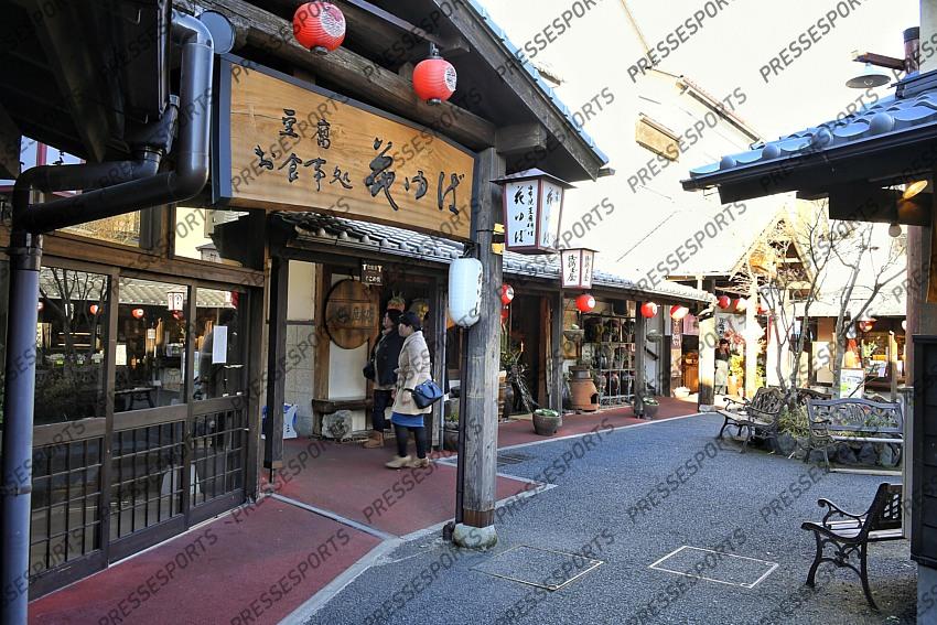 Yufuin (préfecture de Oita) A pied du mont Fukudake, Yufuin est une station thermale. Cette station huppée est connue pour son spectacle étonnant de jets de vapeur s'élevant de partout dans les grandes rizières aux alentours. En hiver et par beau temps, une brume s'élève à l'aube à la surface du lac Kinrin-ko plongeant la ville dans une atmosphère fantômatique. C'est également une ville d'art avec de nombreux musées et galeries. 
