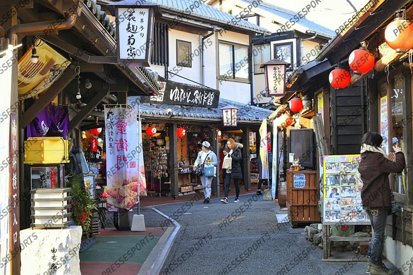 Yufuin (préfecture de Oita) A pied du mont Fukudake, Yufuin est une station thermale. Cette station huppée est connue pour son spectacle étonnant de jets de vapeur s'élevant de partout dans les grandes rizières aux alentours. En hiver et par beau temps, une brume s'élève à l'aube à la surface du lac Kinrin-ko plongeant la ville dans une atmosphère fantômatique. C'est également une ville d'art avec de nombreux musées et galeries. 