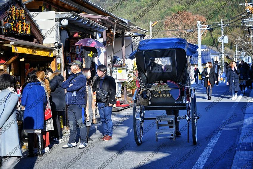 Yufuin (préfecture de Oita) A pied du mont Fukudake, Yufuin est une station thermale. Cette station huppée est connue pour son spectacle étonnant de jets de vapeur s'élevant de partout dans les grandes rizières aux alentours. En hiver et par beau temps, une brume s'élève à l'aube à la surface du lac Kinrin-ko plongeant la ville dans une atmosphère fantômatique. C'est également une ville d'art avec de nombreux musées et galeries. 