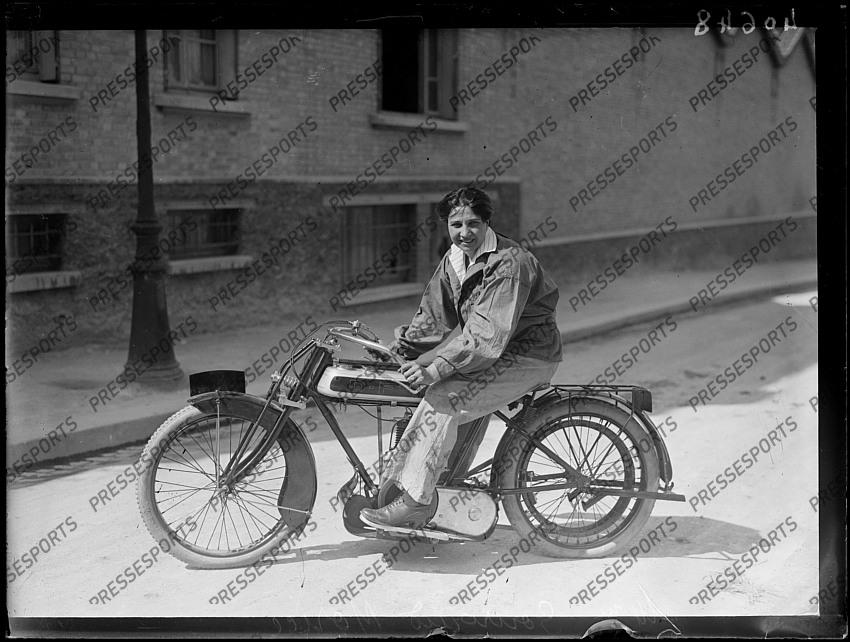 Madame Gouraud-Morris en moto. mercredi 4 août 1920 
