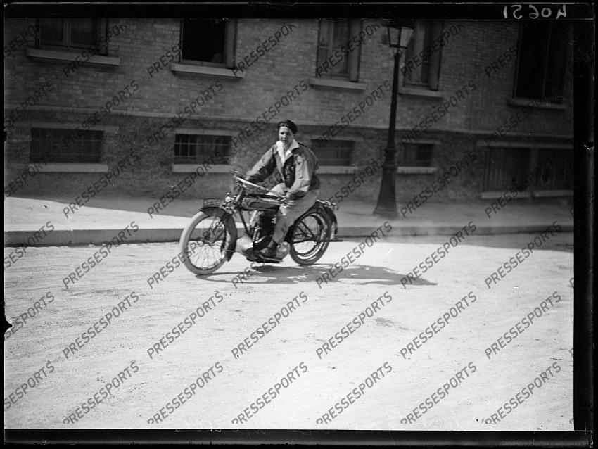 Madame Gouraud-Morris en moto. mercredi 4 août 1920 