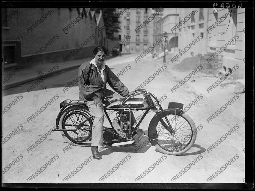 Madame Gouraud-Morris en moto. mercredi 4 août 1920 