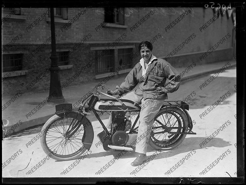 Madame Gouraud-Morris en moto. mercredi 4 août 1920 
