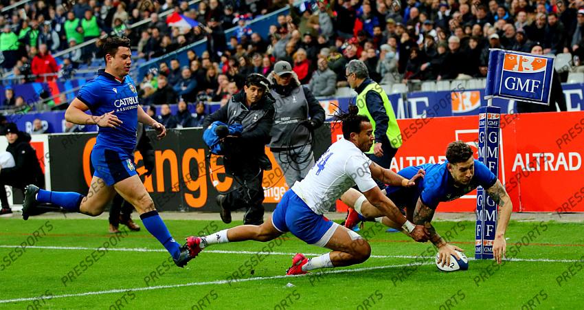 2020 Guinness Six Nations Championship Round 2, Stade de France, Paris, France 9/2/2020 France vs Italy Italy’s Matteo Minozzi scores a try despite Teddy Thomas of France Mandatory Credit ©INPHO/James Crombie 