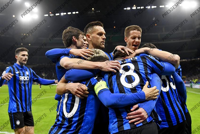 Foto IPP/Paolo Bona MIlano 19/02/2020 UEFA Champions League di calcio 2019/2020 ottavi gara di andata Atalanta-Valencia nela foto i giocatori dell'atalanta abbracciati dopo un gol Italy Photo Press Worldwide Copyright 