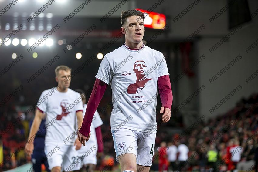 24 February 2020, Liverpool - Premier League Football - Liverpool v West Ham United. Declan Rice of West Ham United wears a t-shirt in memory of Bobby Moore before the match (photo by Daniel Chesterton) 