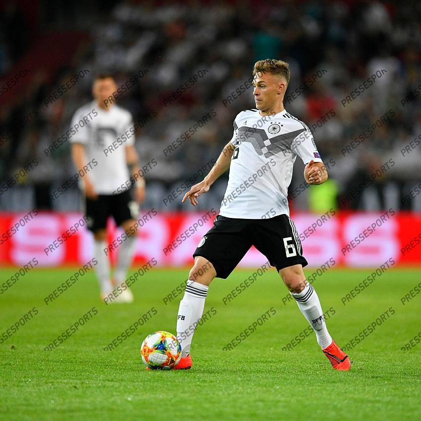 11.06.2019, Opel Arena, Mainz, GER, UEFA EM Qualifikation, Deutschland vs Estland, Gruppe C, im Bild Joshua Kimmich (GER) am Ball // during the UEFA European Championship qualification, group C match between Germany and Estonia at the Opel Arena in Mainz, Germany on 2019/06/11. EXPA Pictures © 2019, PhotoCredit: EXPA/ Eibner-Pressefoto/ Weber ATTENTION - OUT of GER 