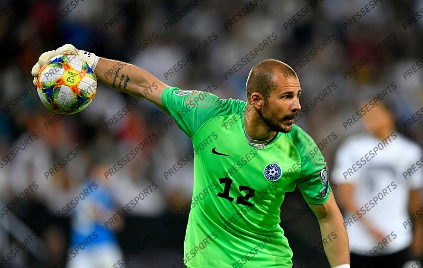 11.06.2019, Opel Arena, Mainz, GER, UEFA EM Qualifikation, Deutschland vs Estland, Gruppe C, im Bild Abwurf Aktion Torwart Sergei Lepmets (EST) // during the UEFA European Championship qualification, group C match between Germany and Estonia at the Opel Arena in Mainz, Germany on 2019/06/11. EXPA Pictures © 2019, PhotoCredit: EXPA/ Eibner-Pressefoto/ Weber ATTENTION - OUT of GER 