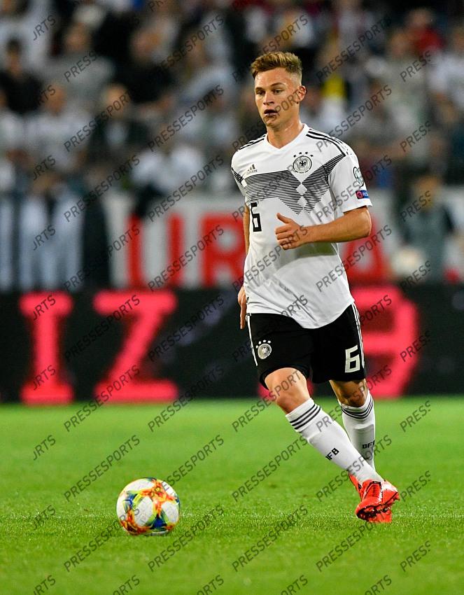 11.06.2019, Opel Arena, Mainz, GER, UEFA EM Qualifikation, Deutschland vs Estland, Gruppe C, im Bild Joshua Kimmich (GER) am Ball // during the UEFA European Championship qualification, group C match between Germany and Estonia at the Opel Arena in Mainz, Germany on 2019/06/11. EXPA Pictures © 2019, PhotoCredit: EXPA/ Eibner-Pressefoto/ Weber ATTENTION - OUT of GER 