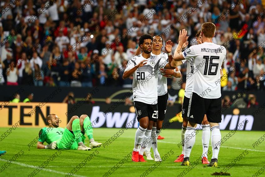 11.06.2019, Opel Arena, Mainz, GER, UEFA EM Qualifikation, Deutschland vs Estland, Gruppe C, im Bild Serge Gnabry (Deutschland) bejubelt den Treffer zum 6:0 mit Marcel Halstenberg (Deutschland) // during the UEFA European Championship qualification, group C match between Germany and Estonia at the Opel Arena in Mainz, Germany on 2019/06/11. EXPA Pictures © 2019, PhotoCredit: EXPA/ Eibner-Pressefoto/ Alexander Neis ATTENTION - OUT of GER 