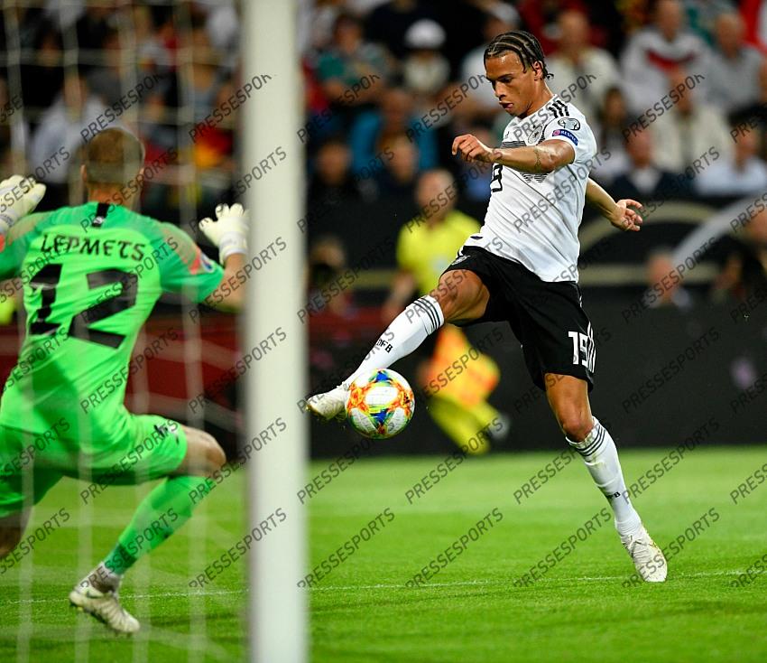 11.06.2019, Opel Arena, Mainz, GER, UEFA EM Qualifikation, Deutschland vs Estland, Gruppe C, im Bild Leroy Sane GER) Torschuss Aktion Torchance vermeintliches TOR zum 7:0 wird wegen Abseits nicht gegeben // during the UEFA European Championship qualification, group C match between Germany and Estonia at the Opel Arena in Mainz, Germany on 2019/06/11. EXPA Pictures © 2019, PhotoCredit: EXPA/ Eibner-Pressefoto/ Weber ATTENTION - OUT of GER 