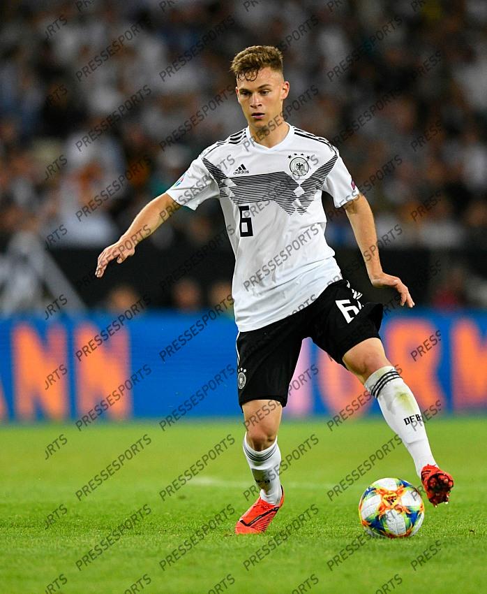 11.06.2019, Opel Arena, Mainz, GER, UEFA EM Qualifikation, Deutschland vs Estland, Gruppe C, im Bild Joshua Kimmich (GER) am Ball // during the UEFA European Championship qualification, group C match between Germany and Estonia at the Opel Arena in Mainz, Germany on 2019/06/11. EXPA Pictures © 2019, PhotoCredit: EXPA/ Eibner-Pressefoto/ Weber ATTENTION - OUT of GER 