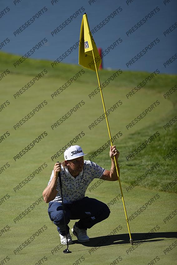 Oct 15, 2020; Las Vegas, Nevada, USA; Cameron Smith holts onto the flag for the fourth hole while lookin at the green during the first round of the CJ Cup golf tournament at Shadow Creek Golf Course. Mandatory Credit: Kelvin Kuo-USA TODAY Sports 
