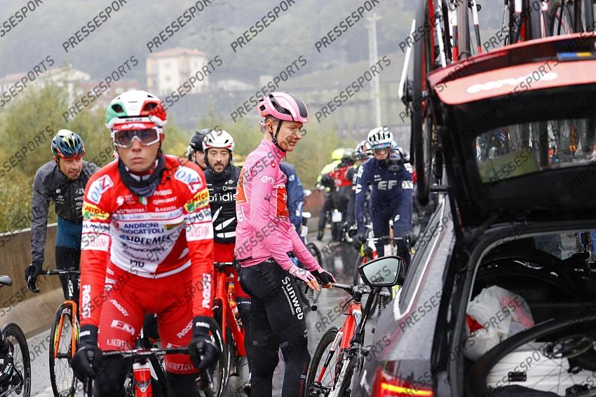 23 October 2020 103rd Giro d’Italia Stage 19 : Morbegno - Asti Race Stopped KELDERMAN Wilco (NED) Sunweb, Maglia Rosa Photo : Yuzuru SUNADA La 19e Etape du Giro au depart de 258 km a ete raccourcie de plus de 100 kilometres. Ce parcours reduit est le resultat d une demande du peloton : la grande majorite des equipes etait favorable a une 19e etape plus courte et les coureurs en ont fait la demande au CPA (Cyclistes professionnels associes). 