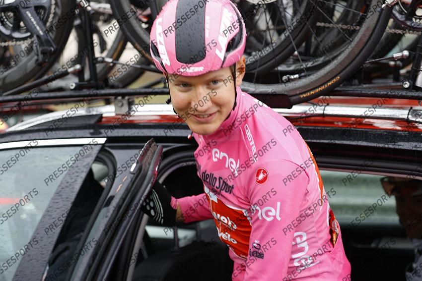 23 October 2020 103rd Giro d’Italia Stage 19 : Morbegno - Asti Race Stopped KELDERMAN Wilco (NED) Sunweb, Maglia Rosa Photo : Yuzuru SUNADA La 19e Etape du Giro au depart de 258 km a ete raccourcie de plus de 100 kilometres. Ce parcours reduit est le resultat d une demande du peloton : la grande majorite des equipes etait favorable a une 19e etape plus courte et les coureurs en ont fait la demande au CPA (Cyclistes professionnels associes). 