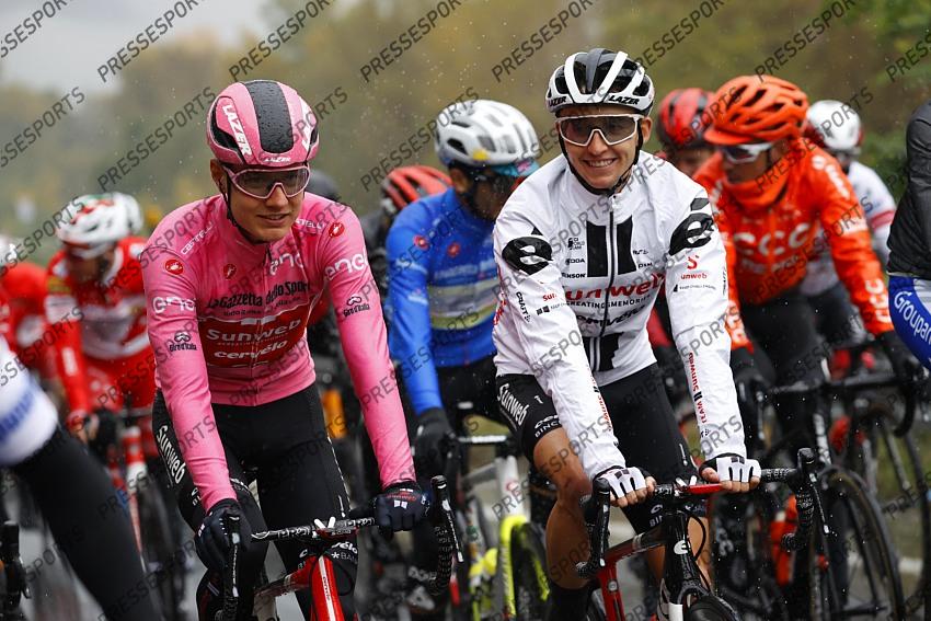 23 October 2020 103rd Giro d’Italia Stage 19 : Morbegno - Asti KELDERMAN Wilco (NED) Sunweb, Maglia Rosa HINDLEY Jai (AUS) Sunweb Photo : Yuzuru SUNADA La 19e Etape du Giro au depart de 258 km a ete raccourcie de plus de 100 kilometres. Ce parcours reduit est le resultat d une demande du peloton : la grande majorite des equipes etait favorable a une 19e etape plus courte et les coureurs en ont fait la demande au CPA (Cyclistes professionnels associes). 