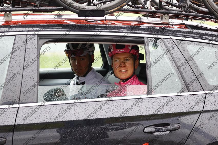 23 October 2020 103rd Giro d’Italia Stage 19 : Morbegno - Asti Race Stopped KELDERMAN Wilco (NED) Sunweb, Maglia Rosa Photo : Yuzuru SUNADA La 19e Etape du Giro au depart de 258 km a ete raccourcie de plus de 100 kilometres. Ce parcours reduit est le resultat d une demande du peloton : la grande majorite des equipes etait favorable a une 19e etape plus courte et les coureurs en ont fait la demande au CPA (Cyclistes professionnels associes). 